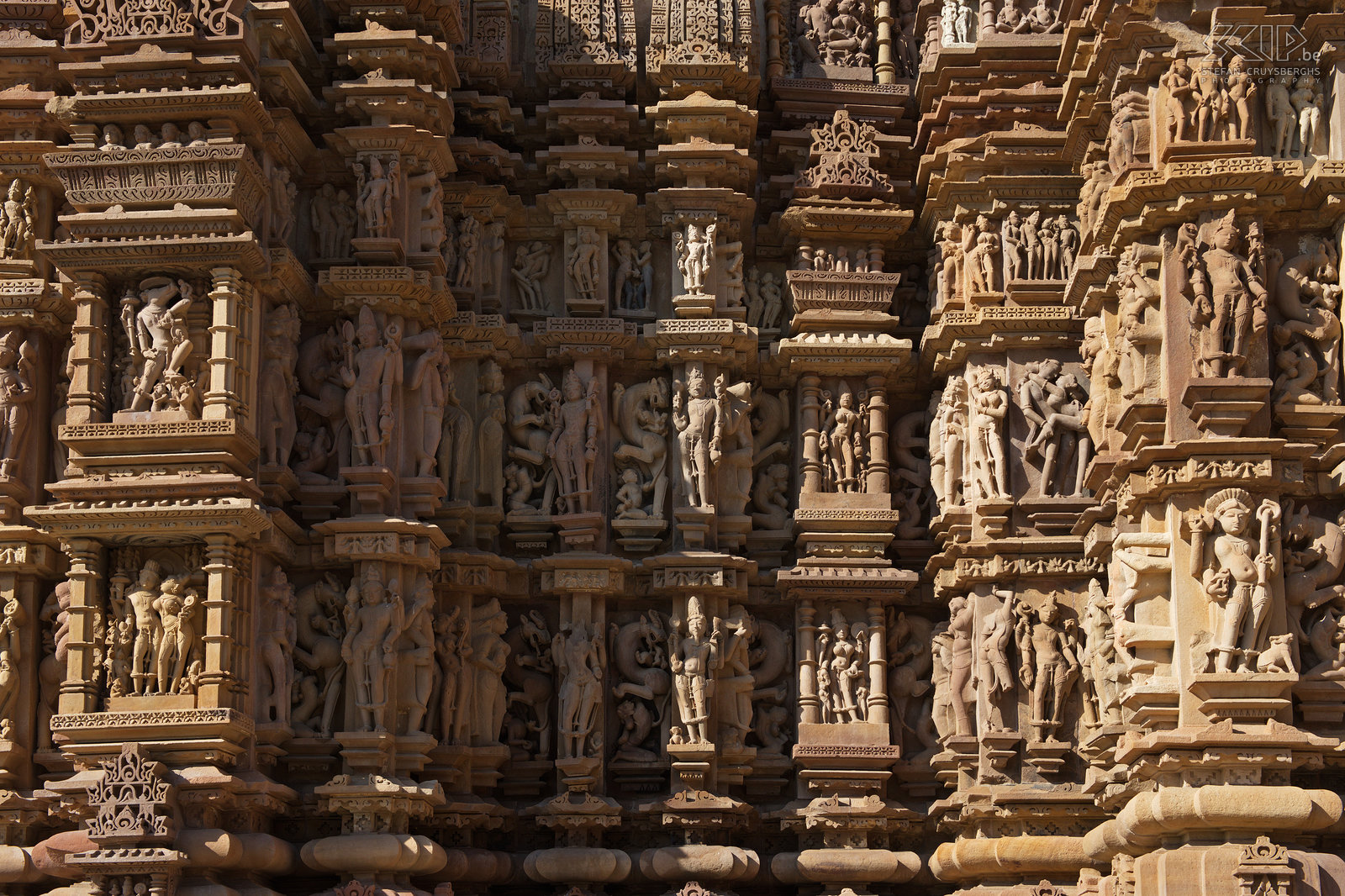 Khajuraho - Kandariya-Mahadev tempel De prachtige en talrijke sculpturen op de tempels van Khajuraho zijn een ode aan het leven in al zijn facetten.  Stefan Cruysberghs